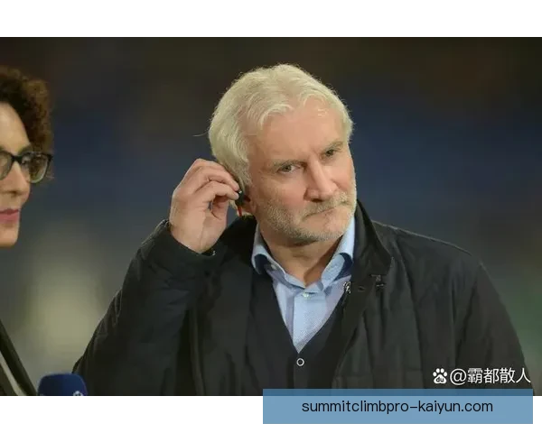 足球主教练在新赛季中的执教表现备受关注